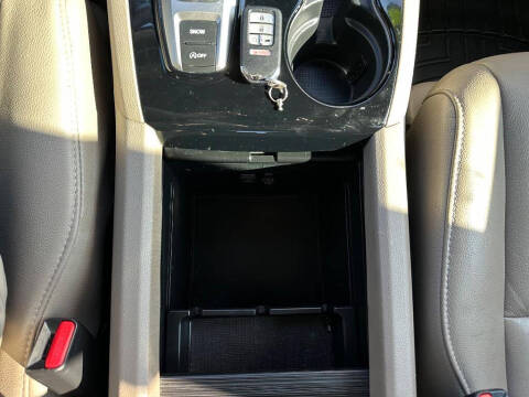 2022 Honda Pilot Touring w/Rear Captain's Chairs