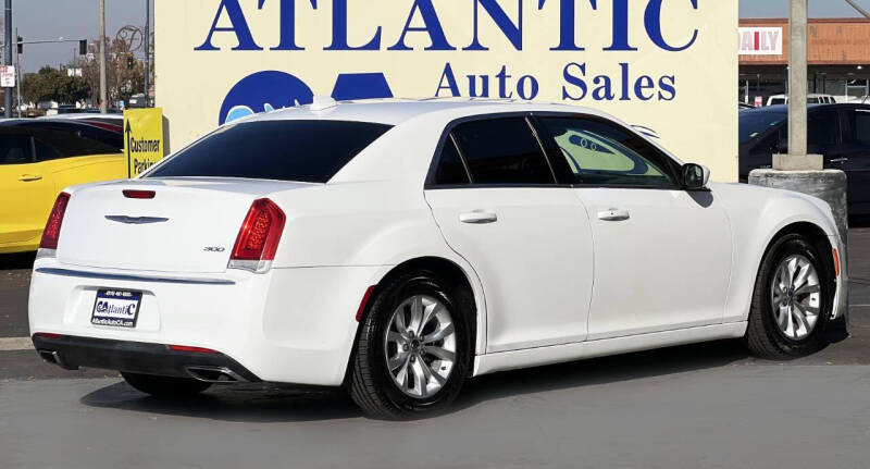 2016 Chrysler 300 Limited photo 7