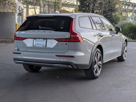 2025 Volvo V60 Cross Country B5 Plus