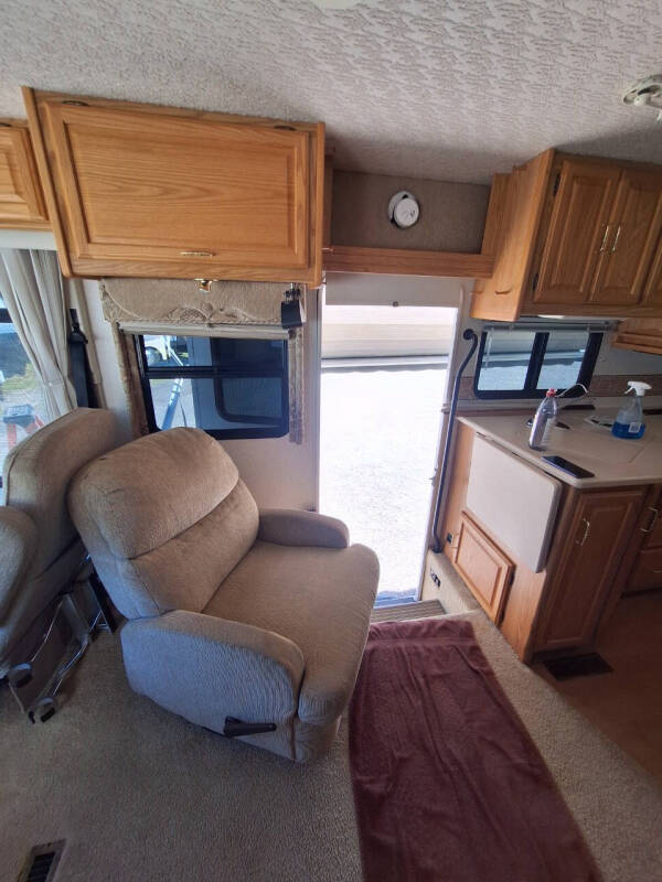 2002 Winnebago Adventurer