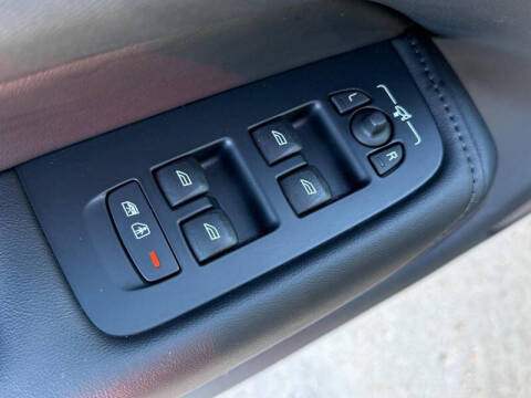 2025 Volvo XC60 B5 Plus Dark Theme