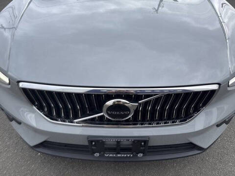 2025 Volvo XC40 B5 Ultra Bright Theme