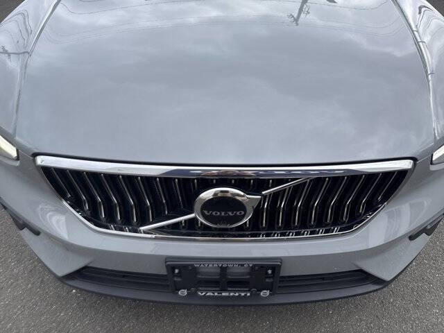 2025 Volvo XC40 B5 Ultra Bright Theme