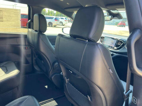 2027 Chrysler Pacifica Select