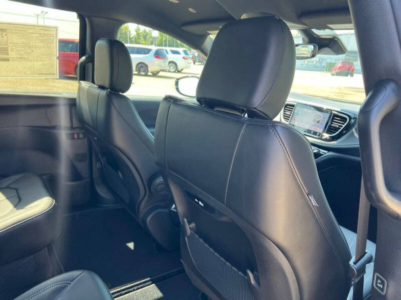 2027 Chrysler Pacifica Select