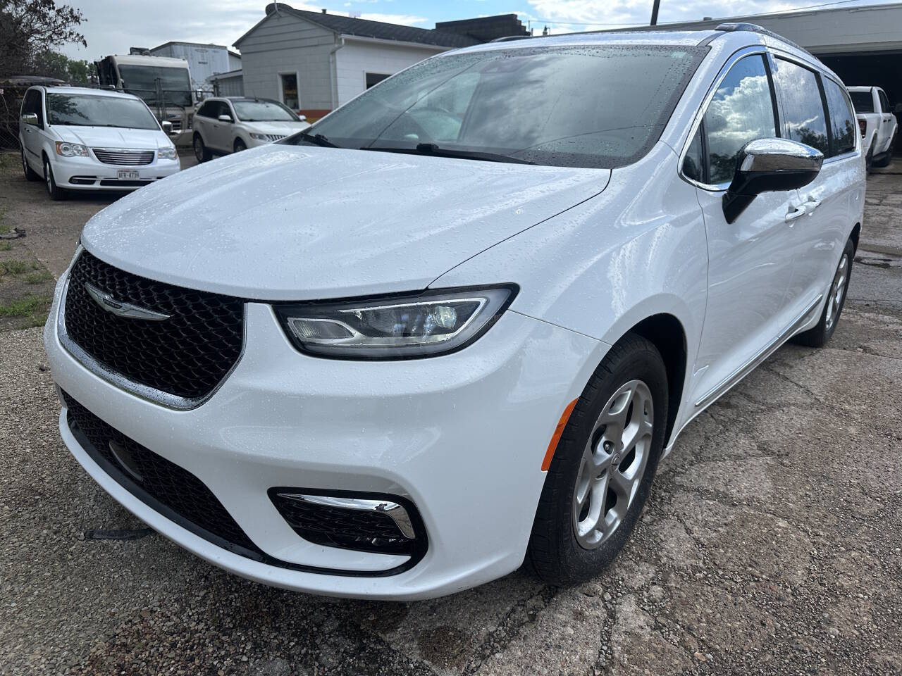 White 2023 Chrysler Pacifica Limited Limited 4dr Mini-Van 1