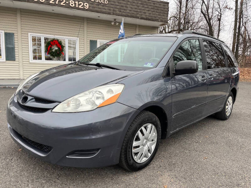 2009 Toyota Sienna LE's photo