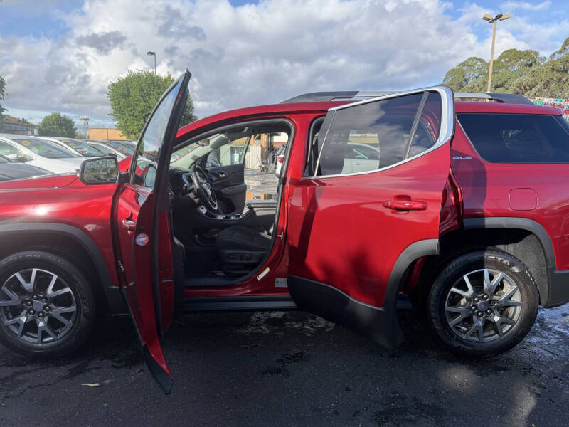 2022 GMC Acadia SLE's photo