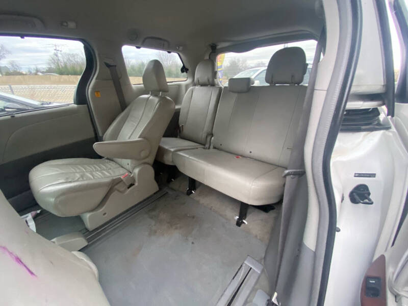 2011 Toyota Sienna XLE photo 11