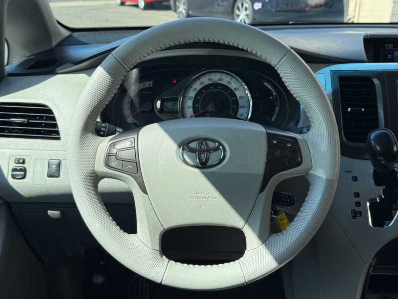 2013 Toyota Sienna SE 8-Passenger