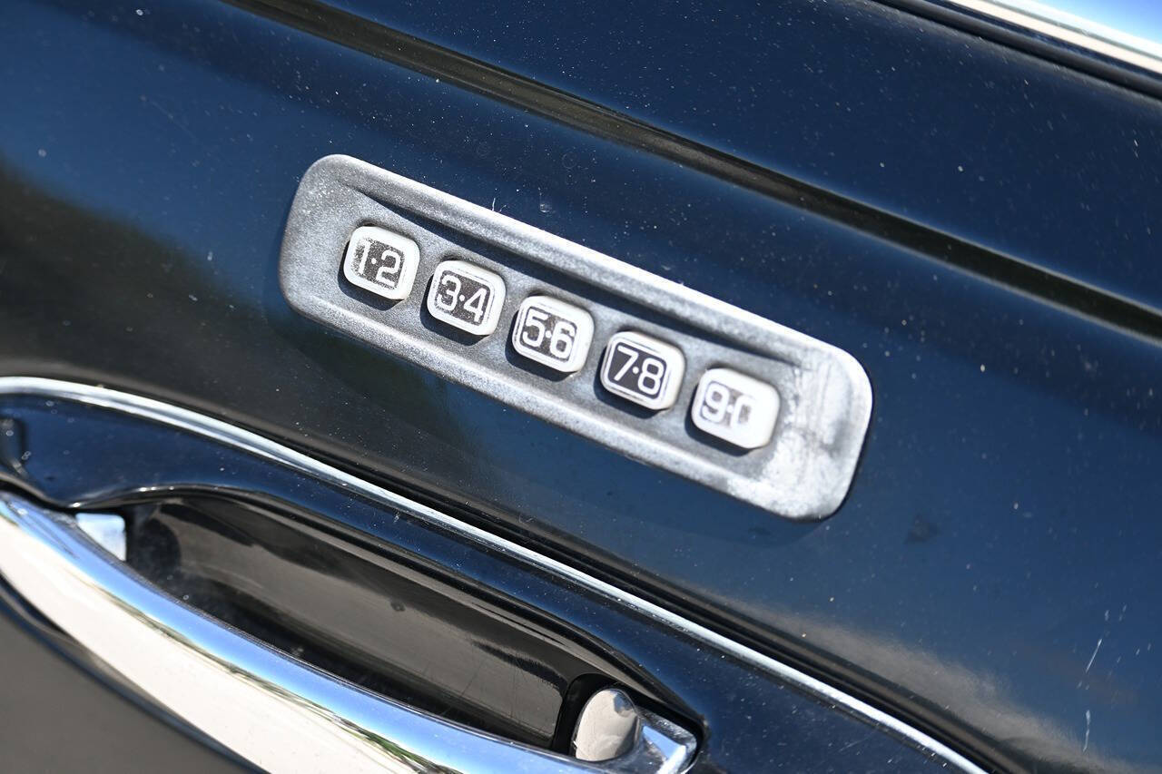 2011 Lincoln Town Car 26