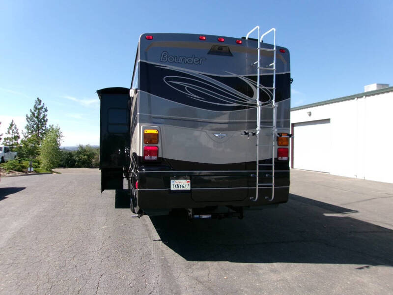2015 Fleetwood RV Bounder 35k