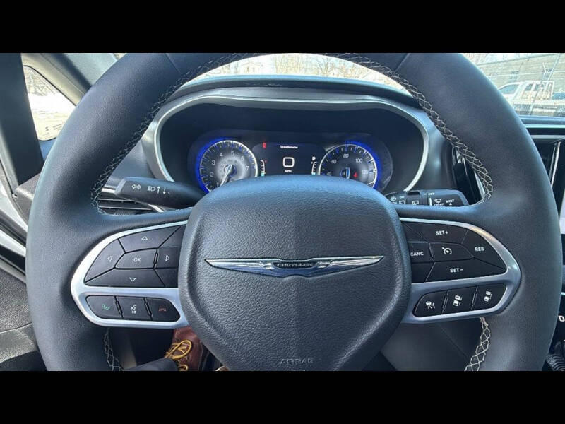 2025 Chrysler Pacifica Select