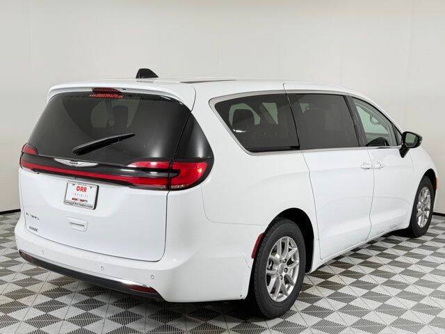 2024 Chrysler Pacifica Touring L - Photo 11