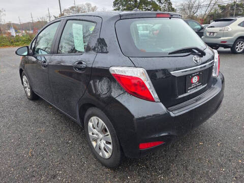 2012 Toyota Yaris 5-Door LE