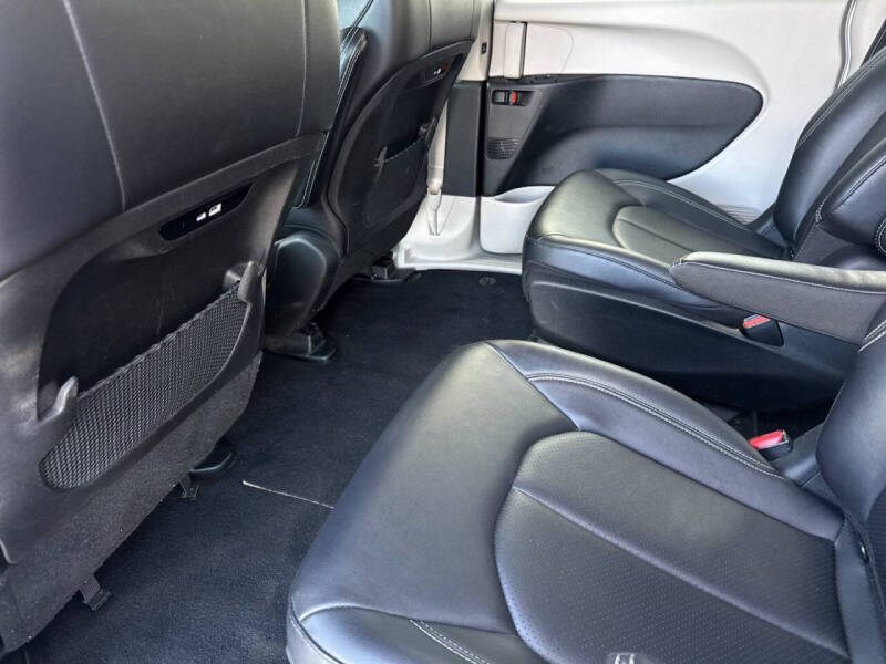 2024 Chrysler Pacifica Plug-In Hybrid Select