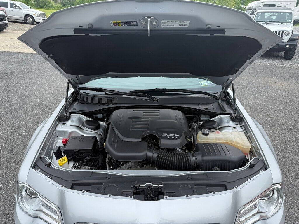 2019 Chrysler 300 16