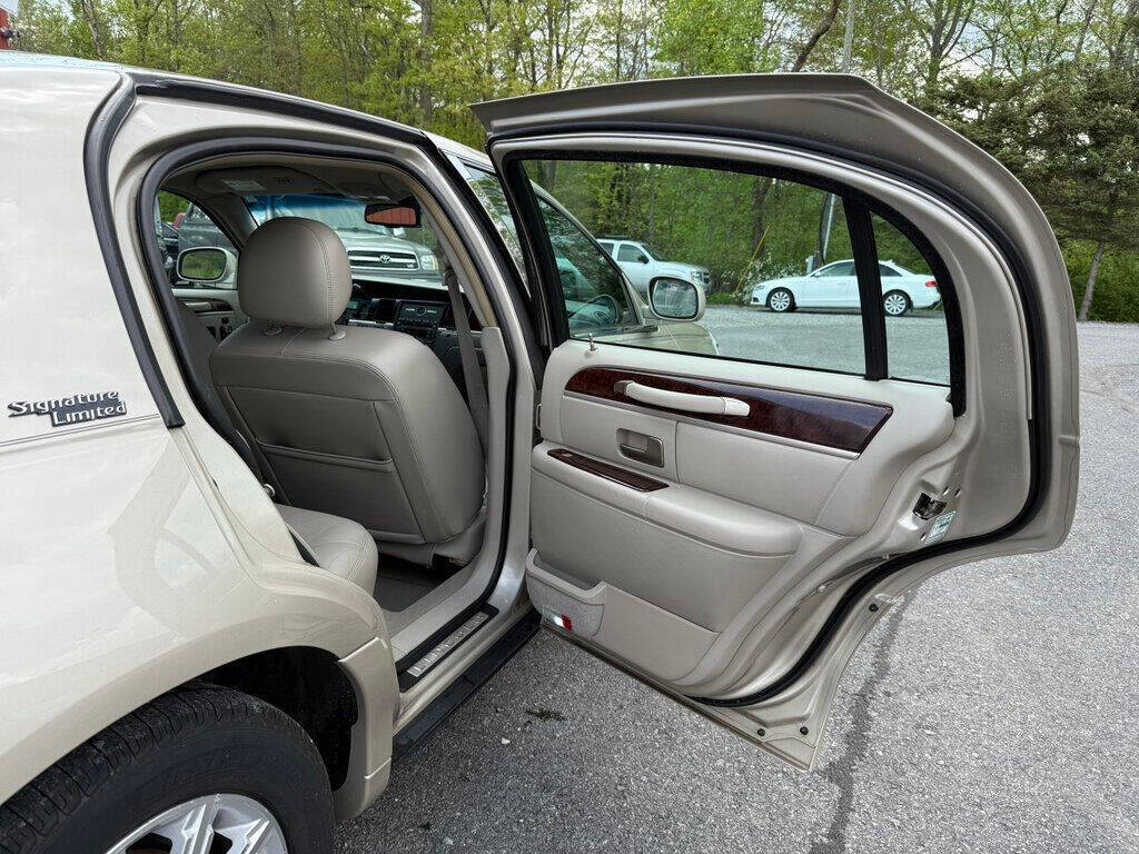 2010 Lincoln Town Car 39