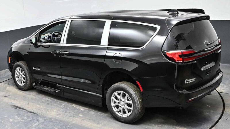 2025 Chrysler Pacifica Select