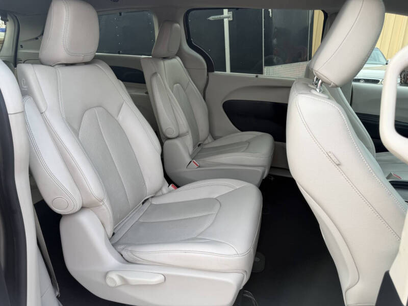 2017 Chrysler Pacifica Hybrid Premium