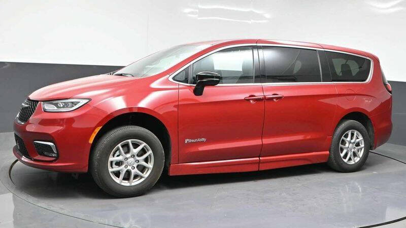 2025 Chrysler Pacifica Select