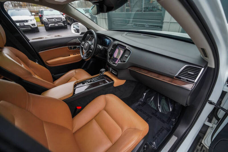 2016 Volvo XC90 T6 Momentum