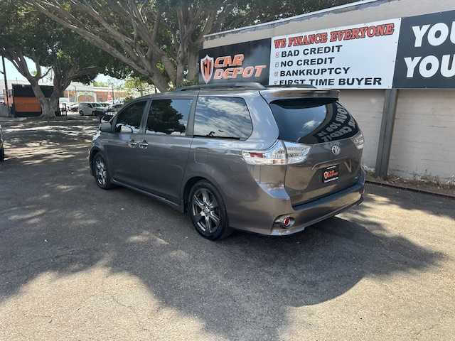 2017 Toyota Sienna SE Premium 8-Passenger