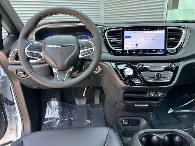 2025 Chrysler Voyager LX