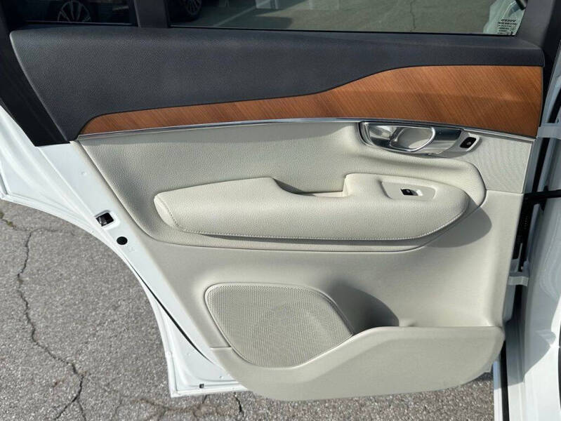 2022 Volvo XC90 T6 Momentum 7-Passenger