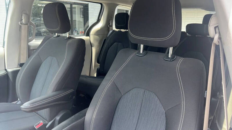 2022 Chrysler Voyager LX