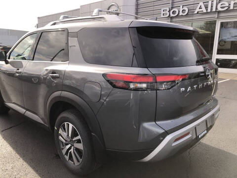 2025 Nissan Pathfinder SL