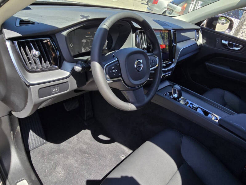 2025 Volvo XC60 B5 Core Dark Theme