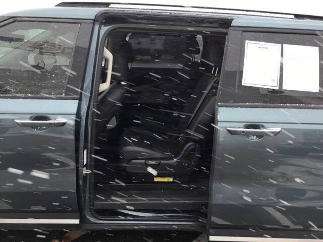 2024 Kia Carnival SX