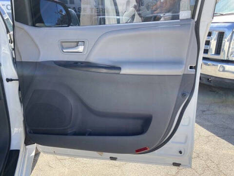 2017 Toyota Sienna LE 7-Passenger Auto Access Seat