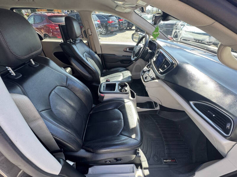 2017 Chrysler Pacifica Touring-L Plus