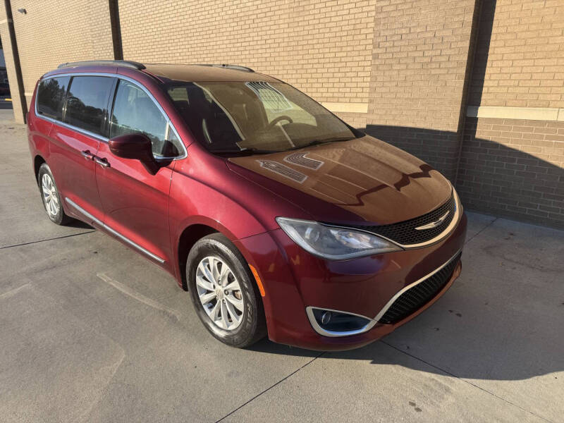 2017 Chrysler Pacifica Touring-L's photo