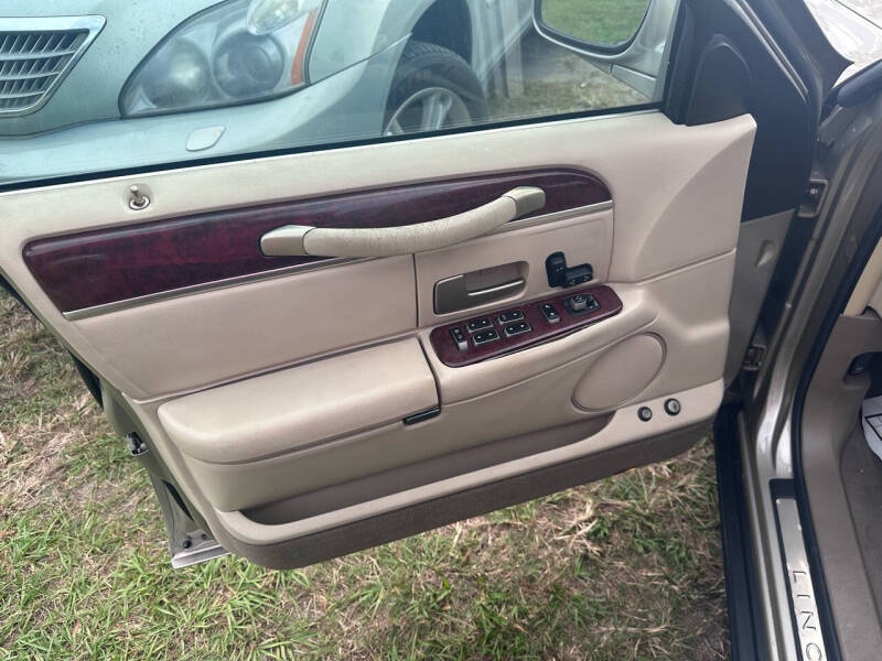 2003 Lincoln Town Car Executive photo 22