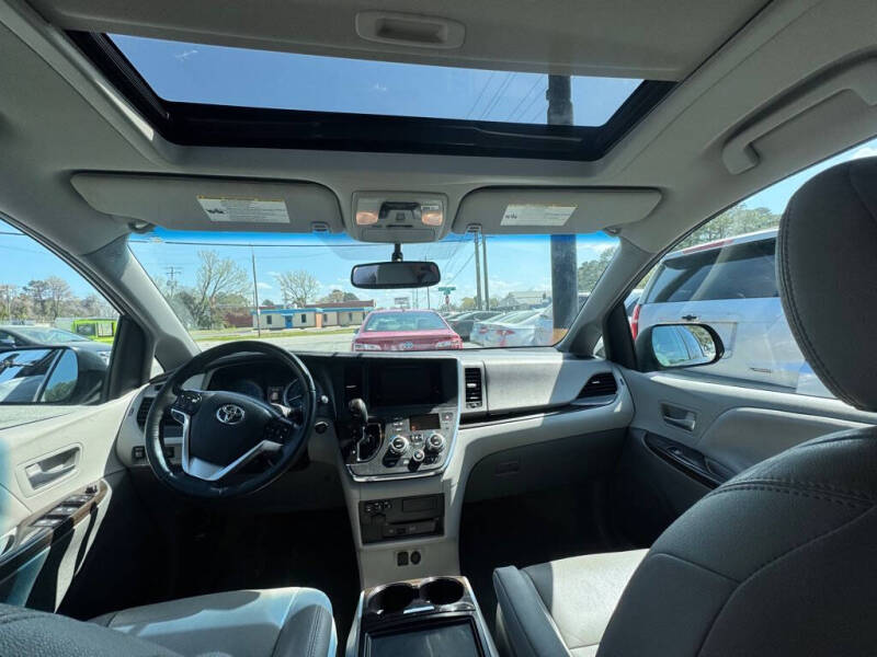 2017 Toyota Sienna XLE Premium 8-Passenger