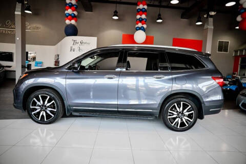 2022 Honda Pilot Touring w/Rear Captain's Chairs