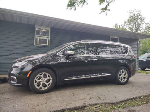 2022 Chrysler Pacifica for sale at Dave's Car Corner in Hartford City IN