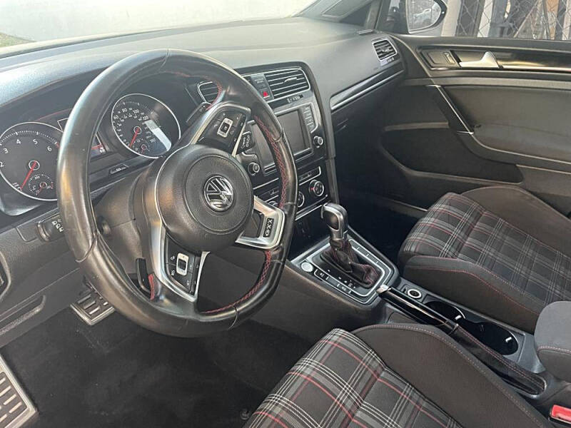 2017 Volkswagen Golf GTI Sport