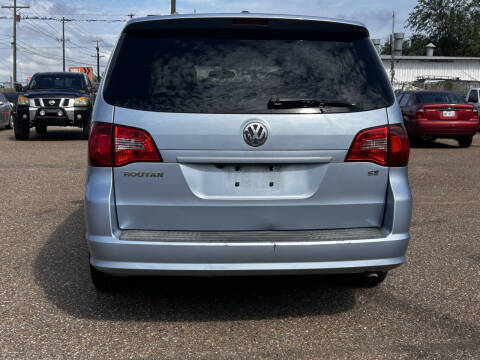 2012 Volkswagen Routan SE