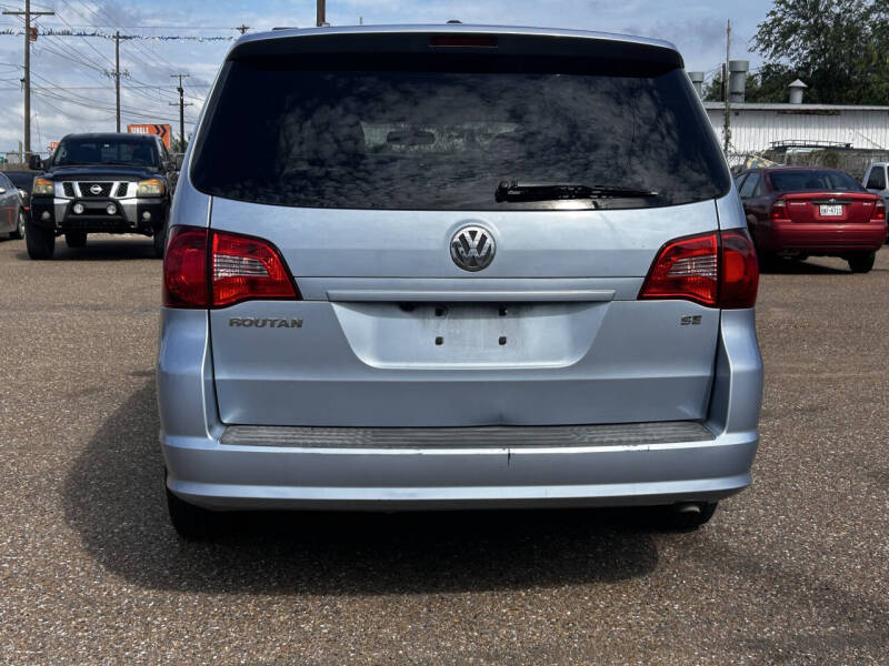 2012 Volkswagen Routan SE