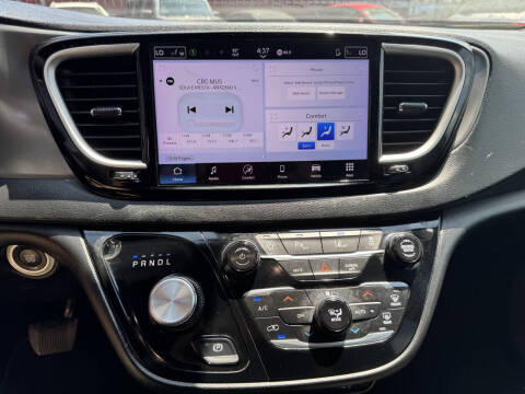 2025 Chrysler Pacifica Select
