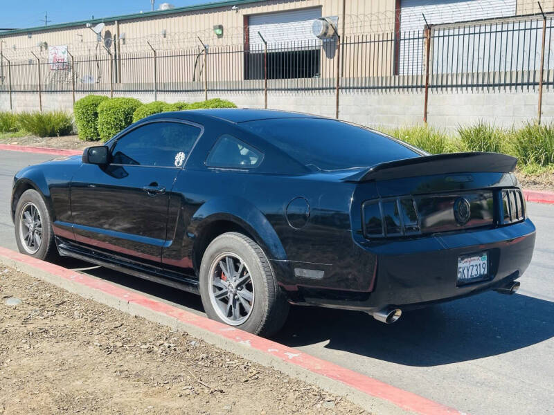 2005 Ford Mustang V6 Deluxe