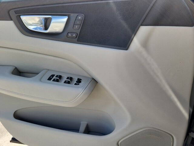 2024 Volvo XC60 B5 Core Dark Theme