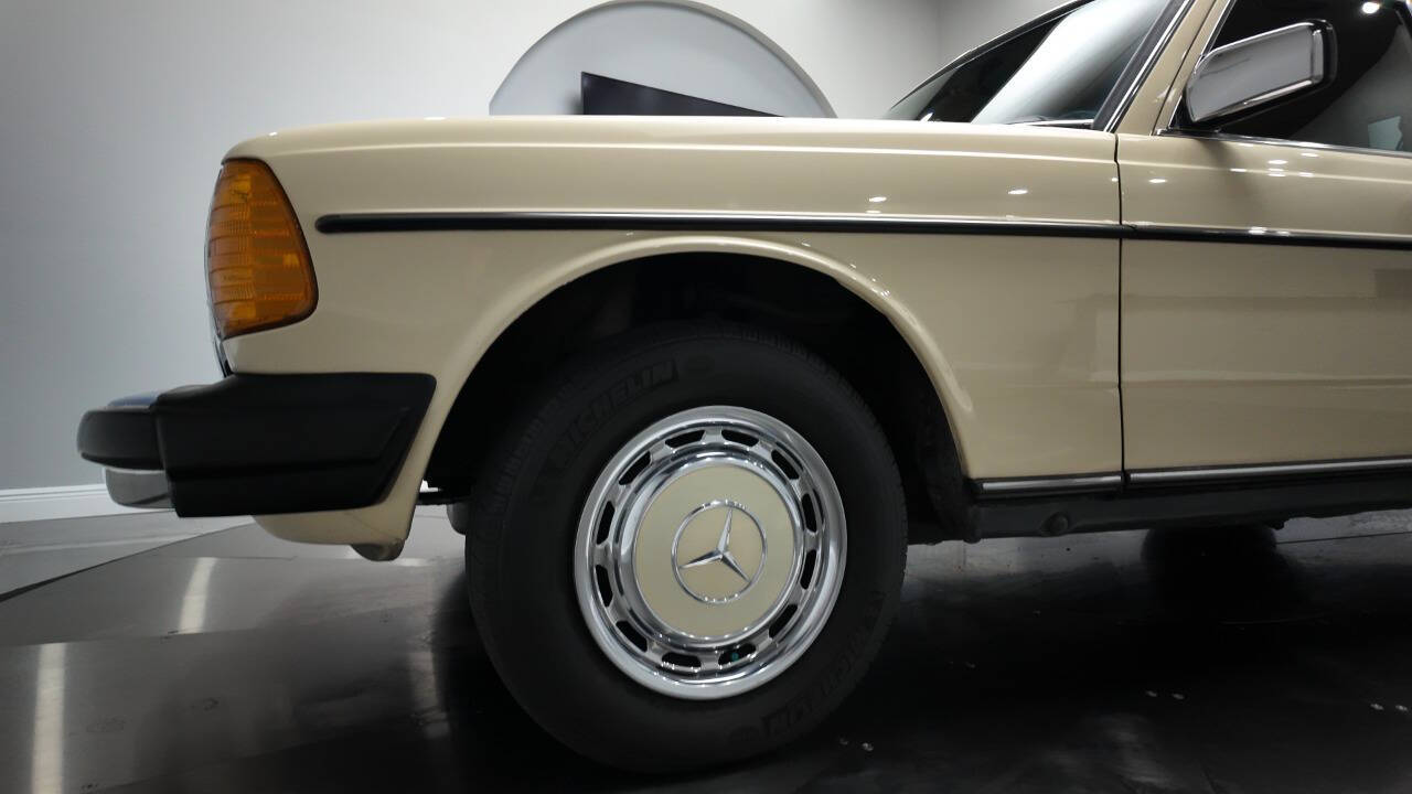 1983 Mercedes-Benz 240-Class 16