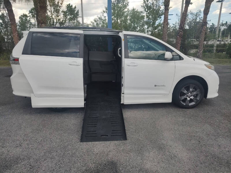 2011 Toyota Sienna SE 8-Passenger