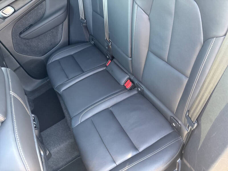 2025 Volvo XC40 B5 Plus Bright Theme