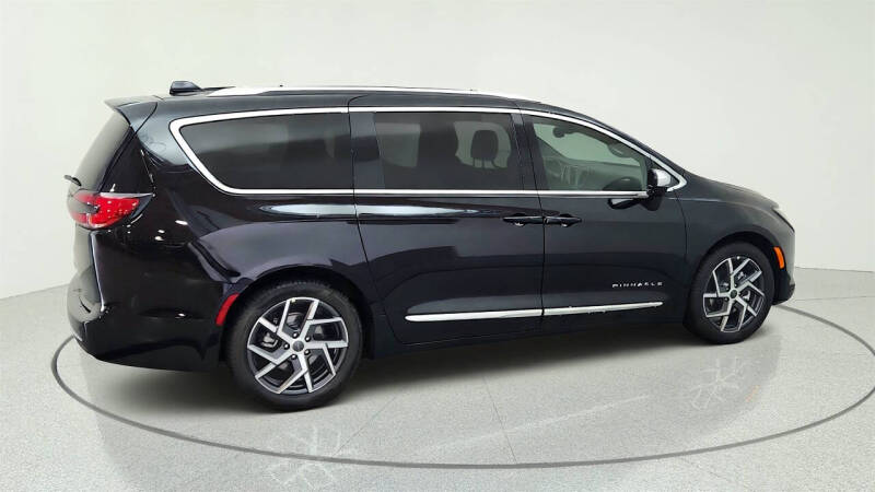 2027 Chrysler Pacifica Pinnacle